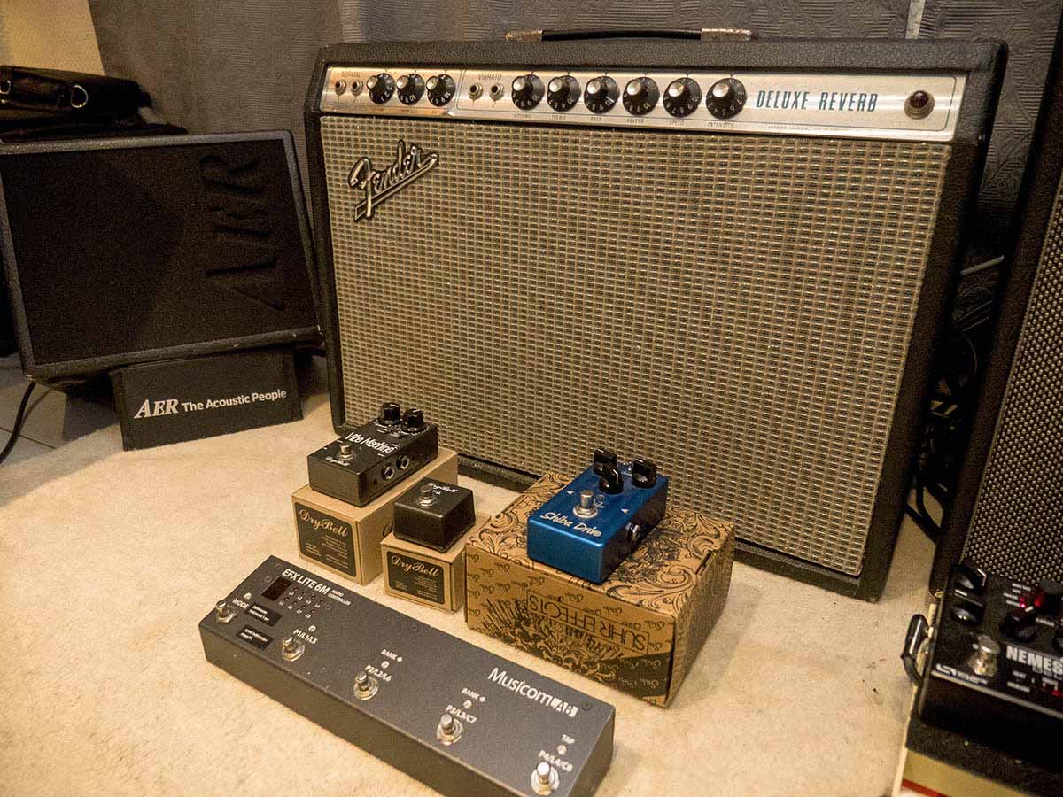 Fender Deluxe och pedaler liten.jpg