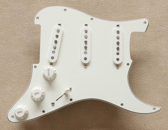 fender-stratocaster-pickguard-fully_360_839e4cfe007961b21747af8c9b72ab94.jpg
